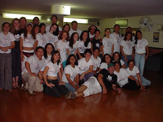 Grande grupo de participantes com camisetas da campanha ABRACE reunido em retrato coletivo