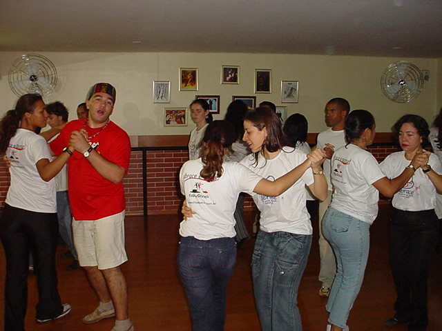 Participantes formam roda durante atividade coletiva da II Maratona de Dança