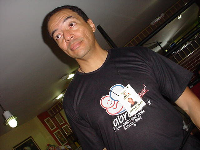 Integrante com camiseta da campanha ABRACE registrado durante o evento