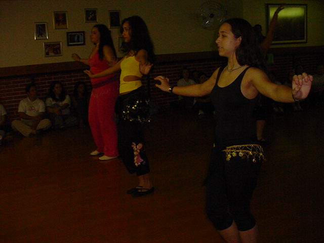 Participantes realizam apresentação de dança diante do público
