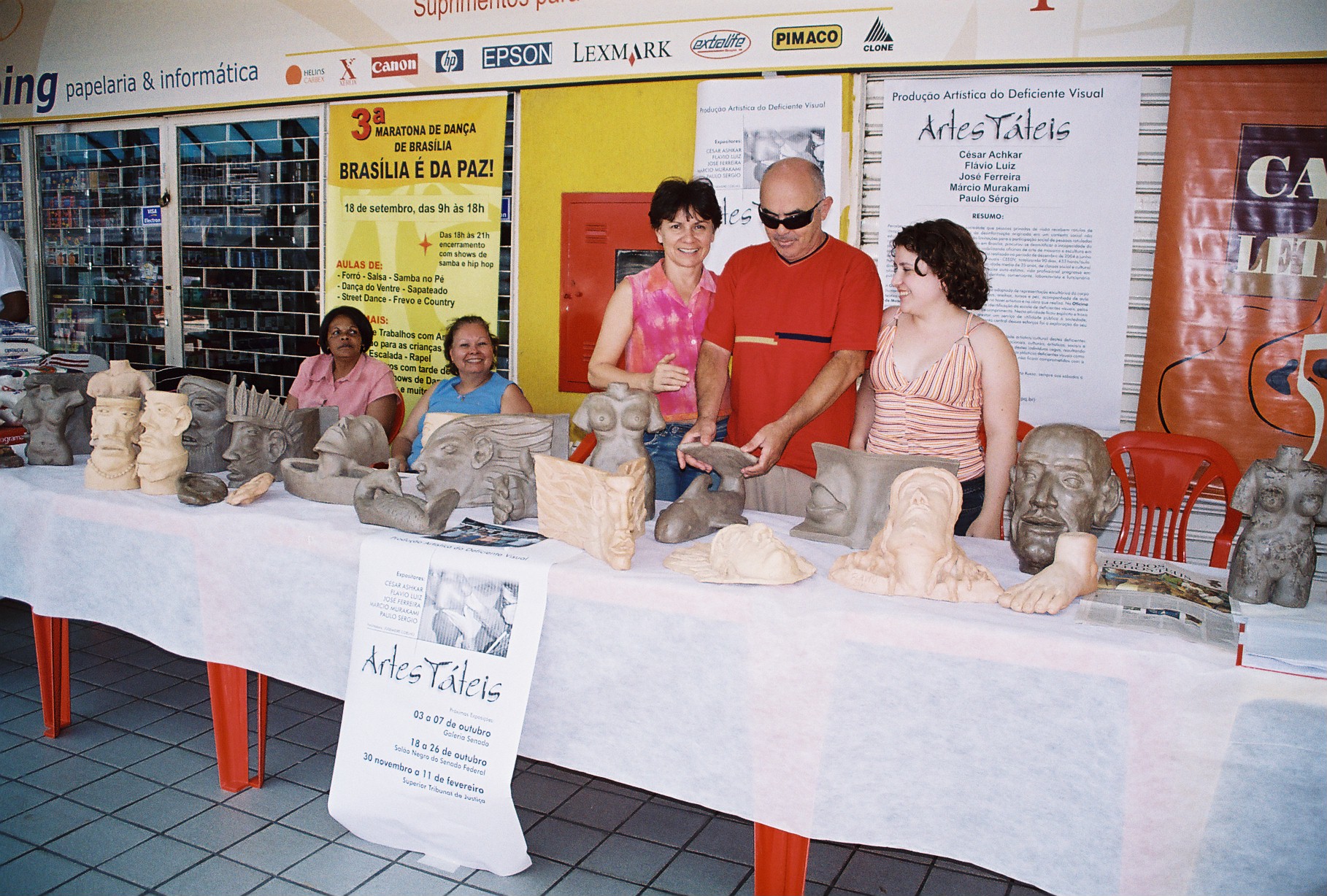 Oficina de modelagem com peças expostas em mesa durante a III Maratona de Dança