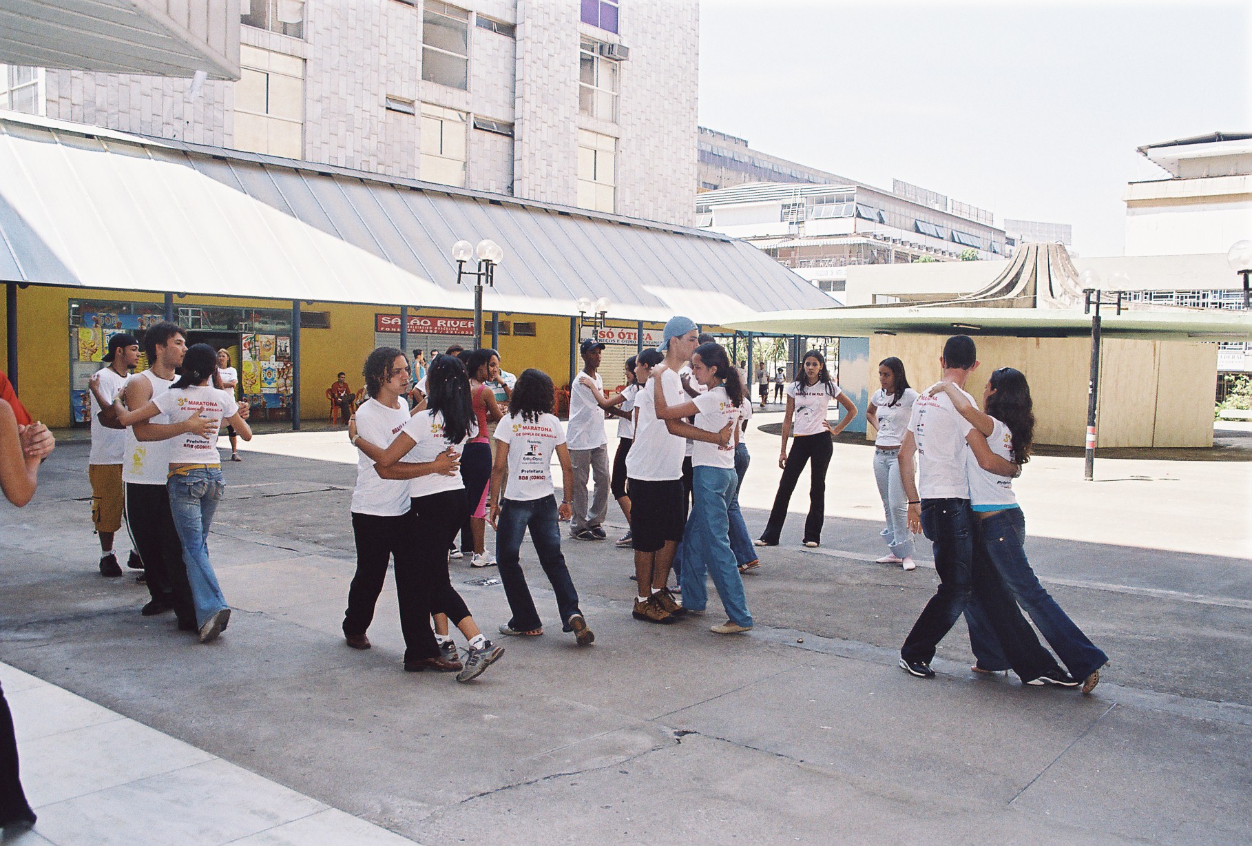Grupo pratica dança em pares na área externa da III Maratona de Dança