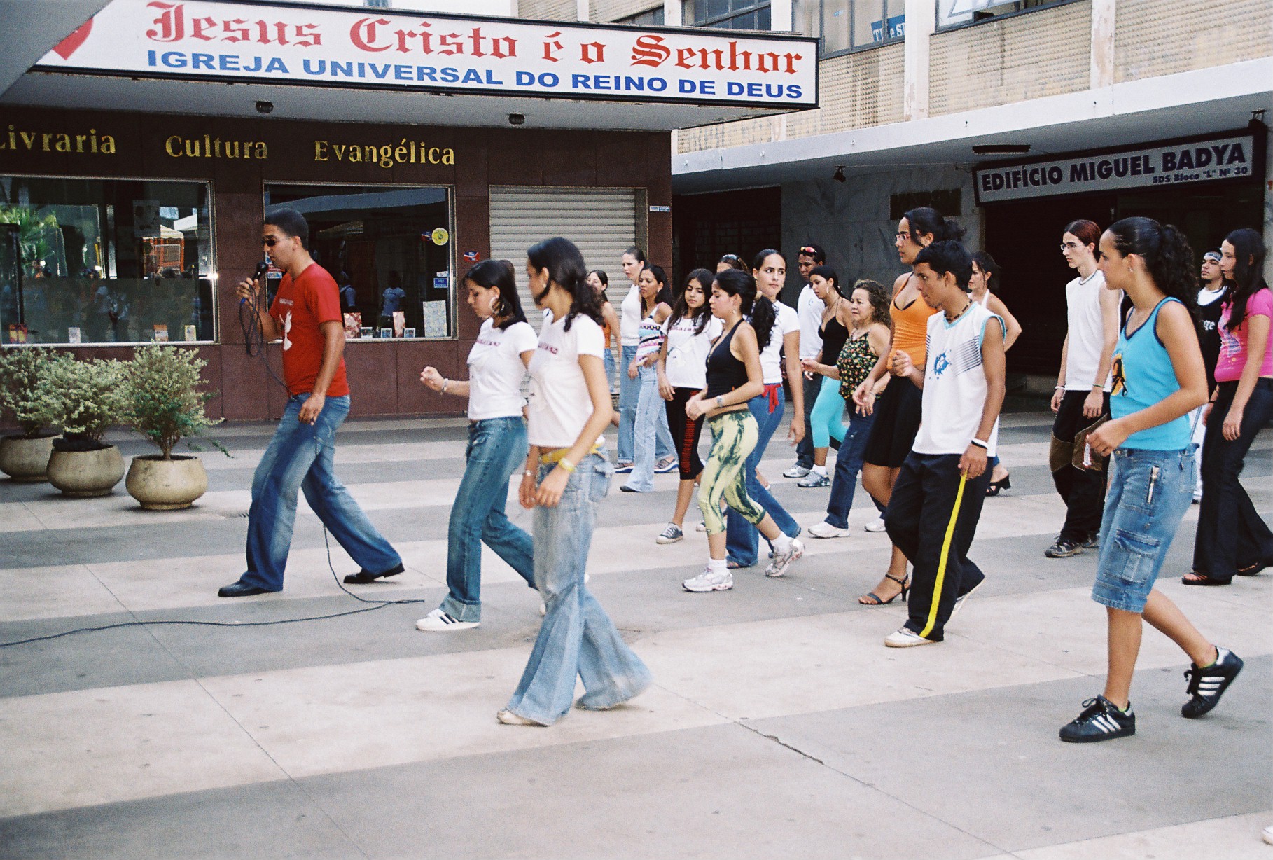 Participantes acompanham sequência coletiva de dança em área aberta
