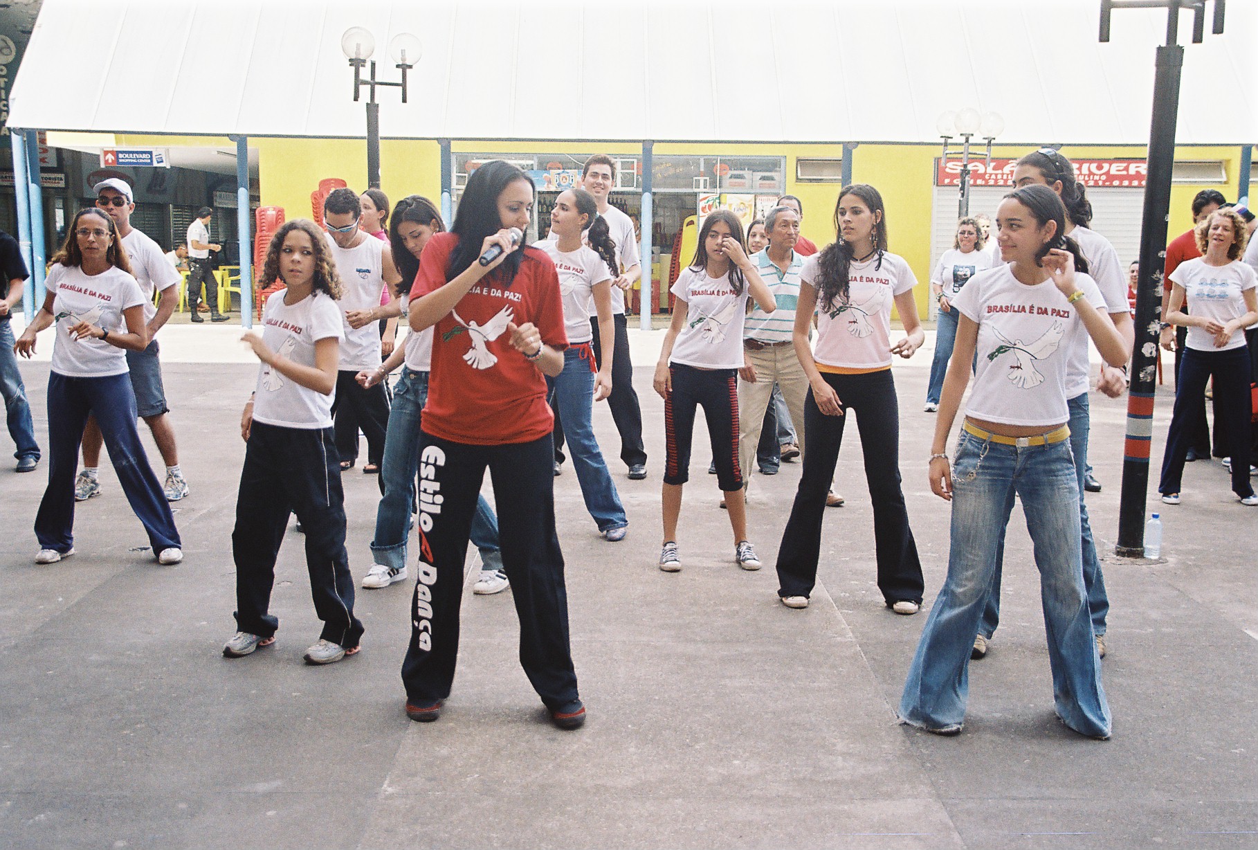 Participante com camiseta Brasília é da Paz conduz atividade coletiva de dança