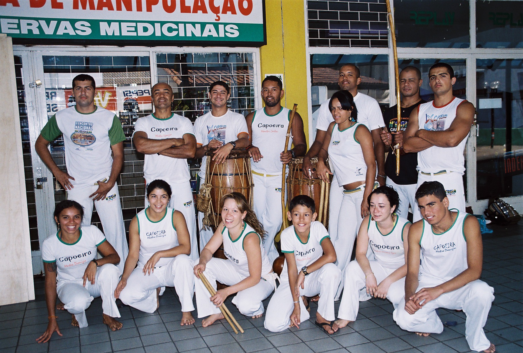 Grupo de percussão reunido após apresentação durante a III Maratona de Dança