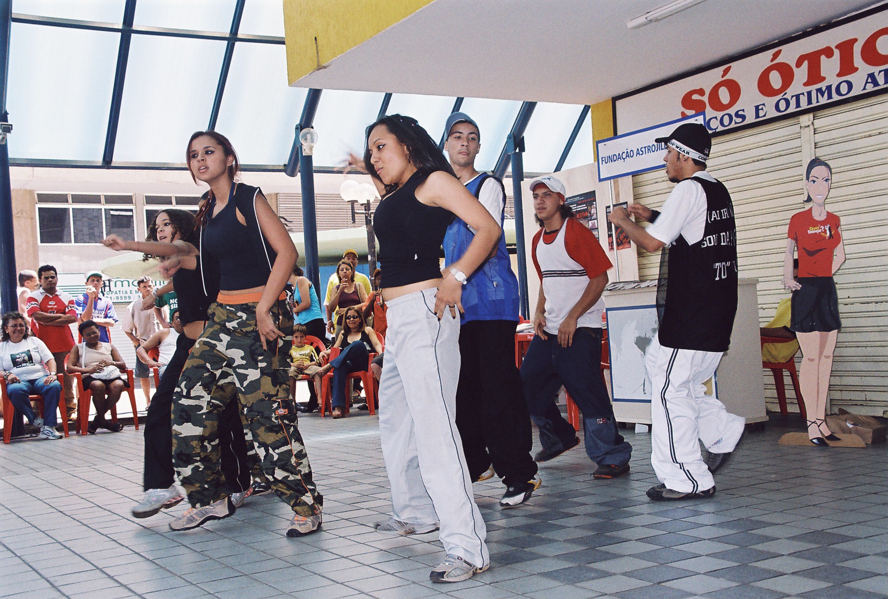 Participantes realizam apresentação de dança diante do público