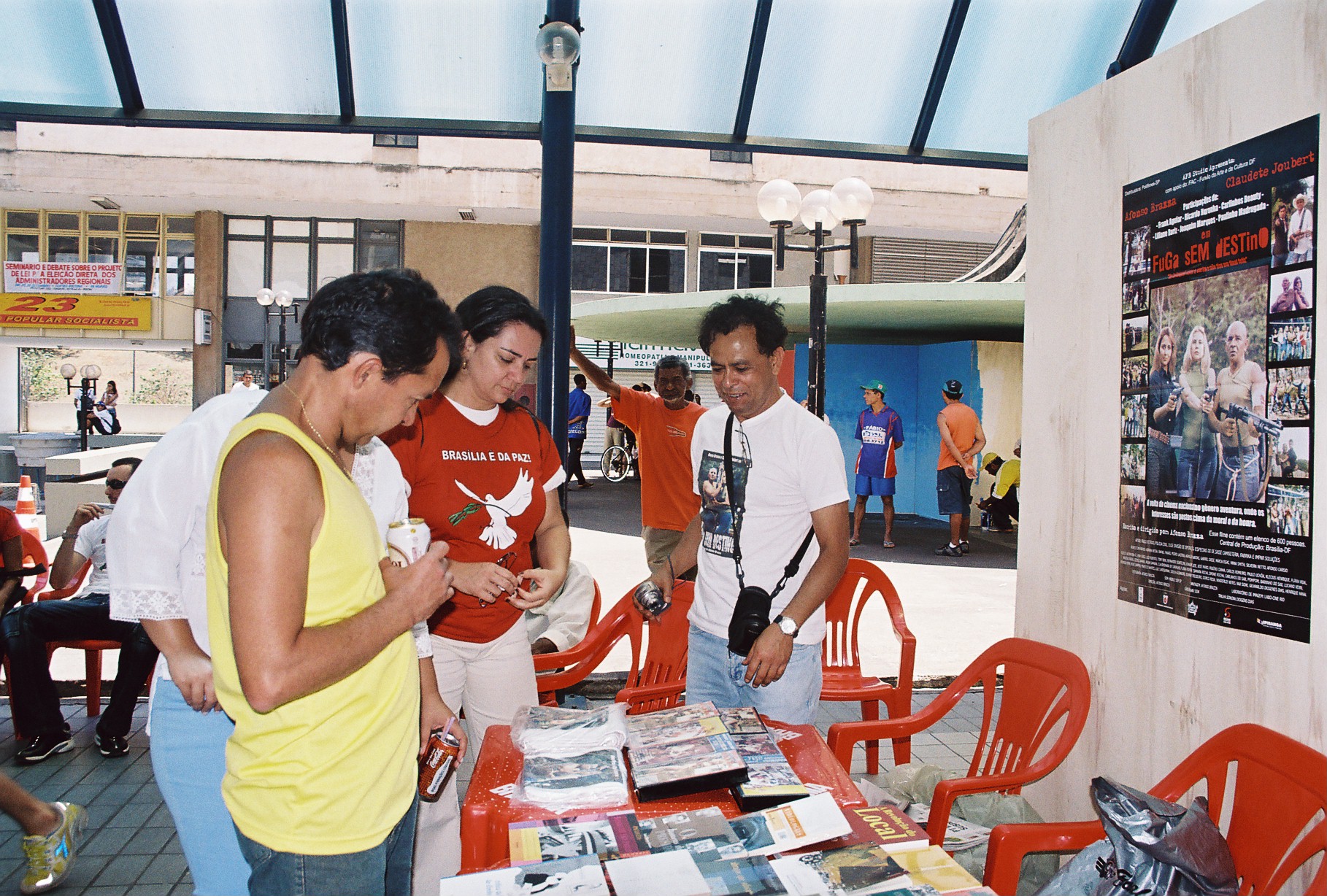 Participantes consultam materiais em uma das atividades da III Maratona de Dança