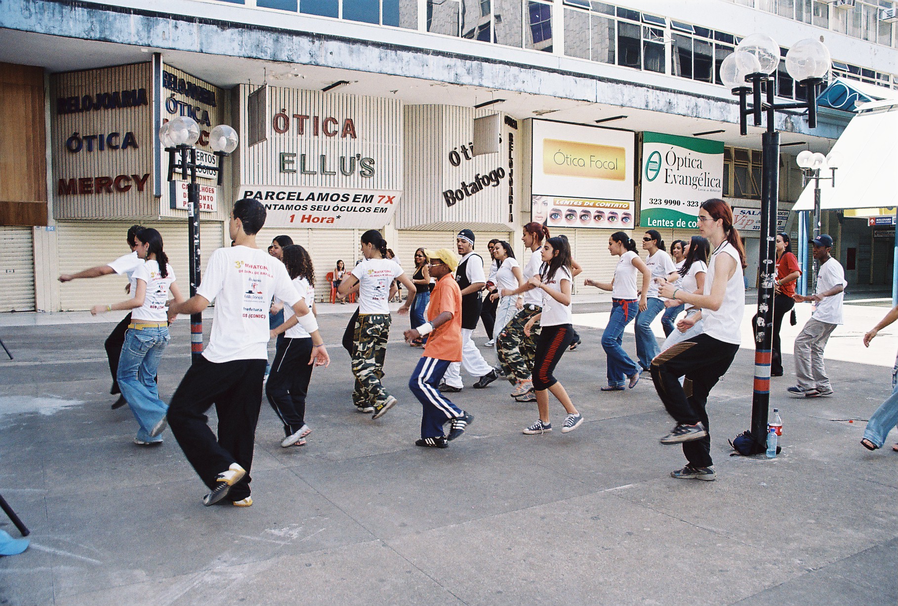 Participantes praticam sequência de dança em área aberta da III Maratona