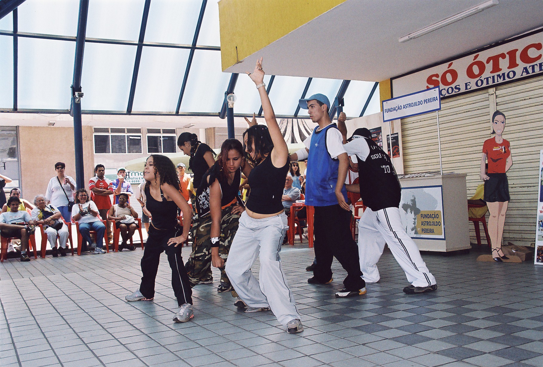 Grupo executa coreografia diante do público da III Maratona de Dança