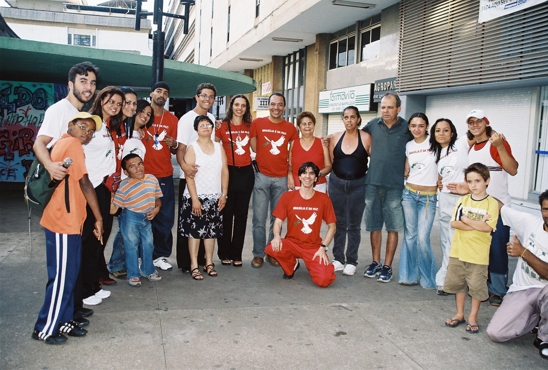 Participantes e integrantes da organização reunidos em retrato coletivo
