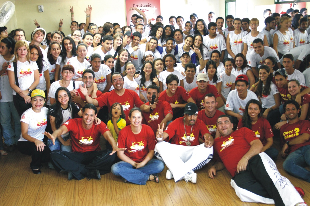 Grande grupo de participantes e equipe reunido em retrato coletivo da IV Maratona de Dança