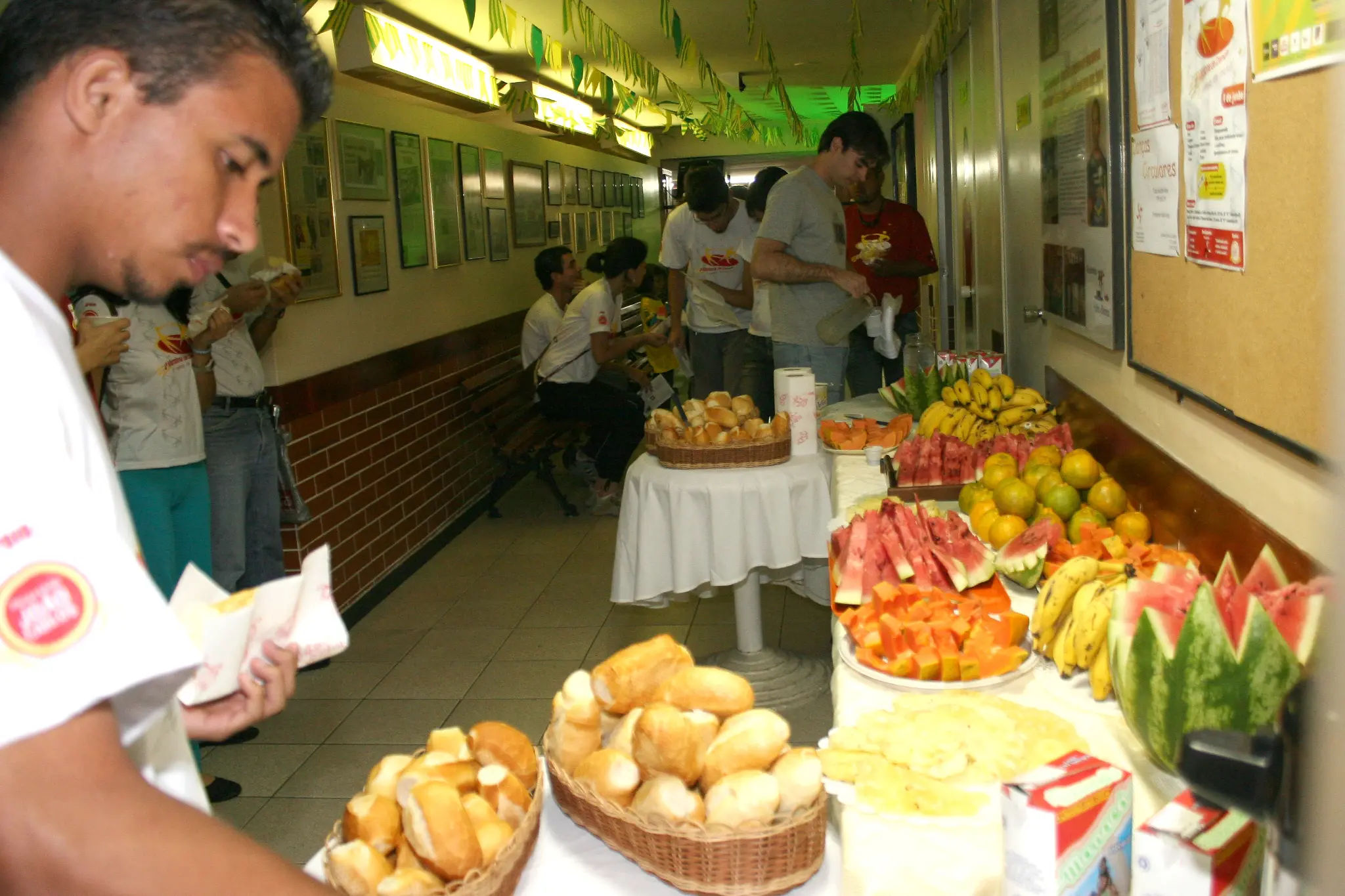 Mesa com frutas e alimentos preparada em uma das áreas do evento