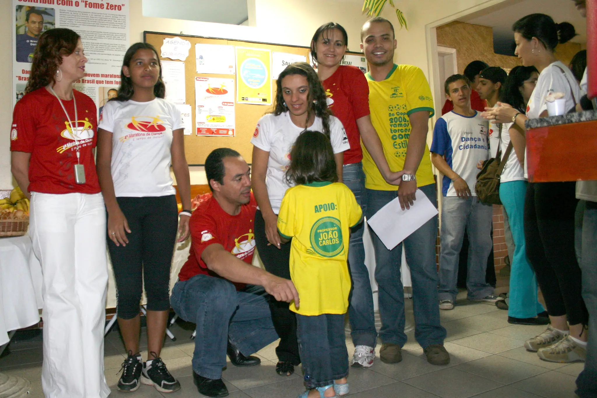 Participantes e equipe reunidos durante atividade de abertura da IV Maratona