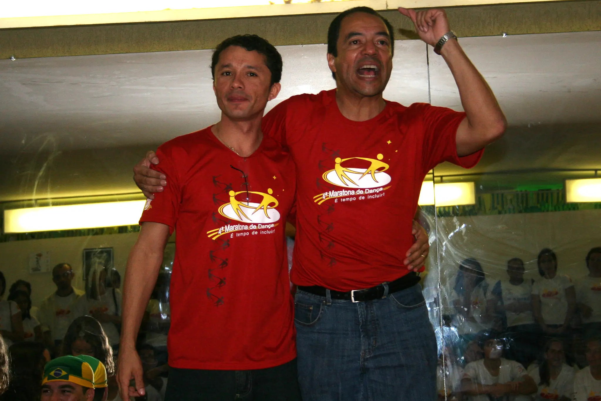 Dois integrantes com camisetas vermelhas da Maratona reunidos em retrato