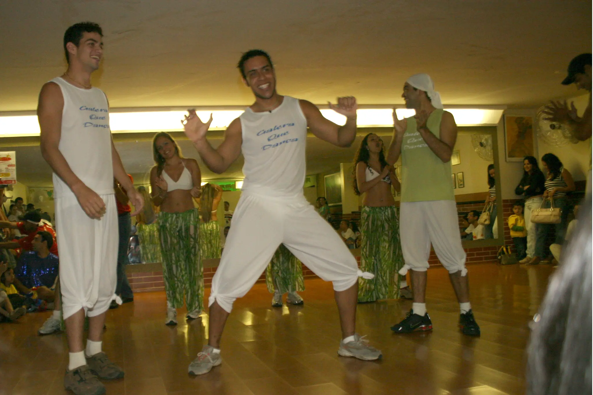 Participante demonstra movimento durante atividade coletiva