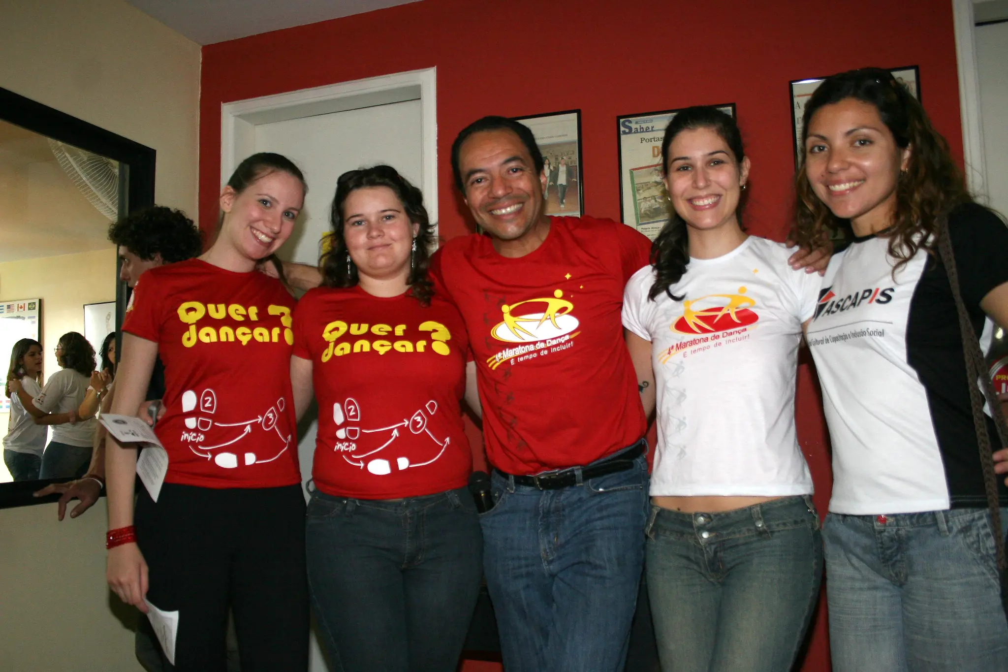 Cinco integrantes da equipe reunidos em retrato coletivo