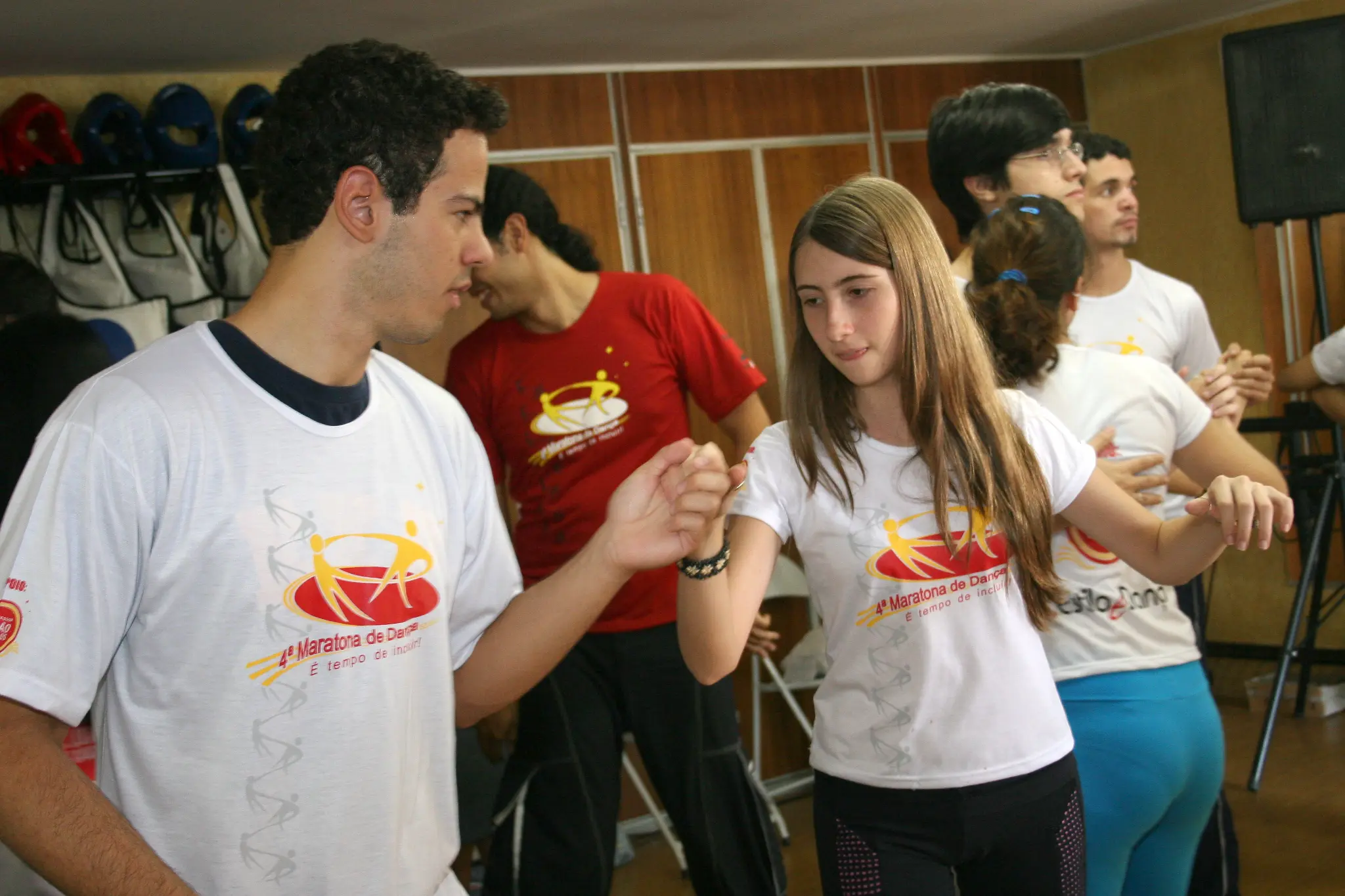 Dupla pratica passos de dança durante atividade coletiva