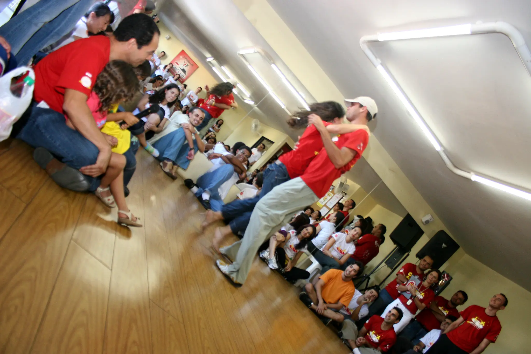Participante executa movimento diante do público reunido em roda