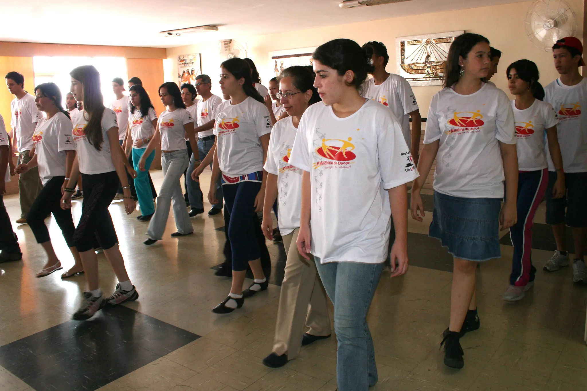 Grupo participa de atividade de movimento em formação coletiva