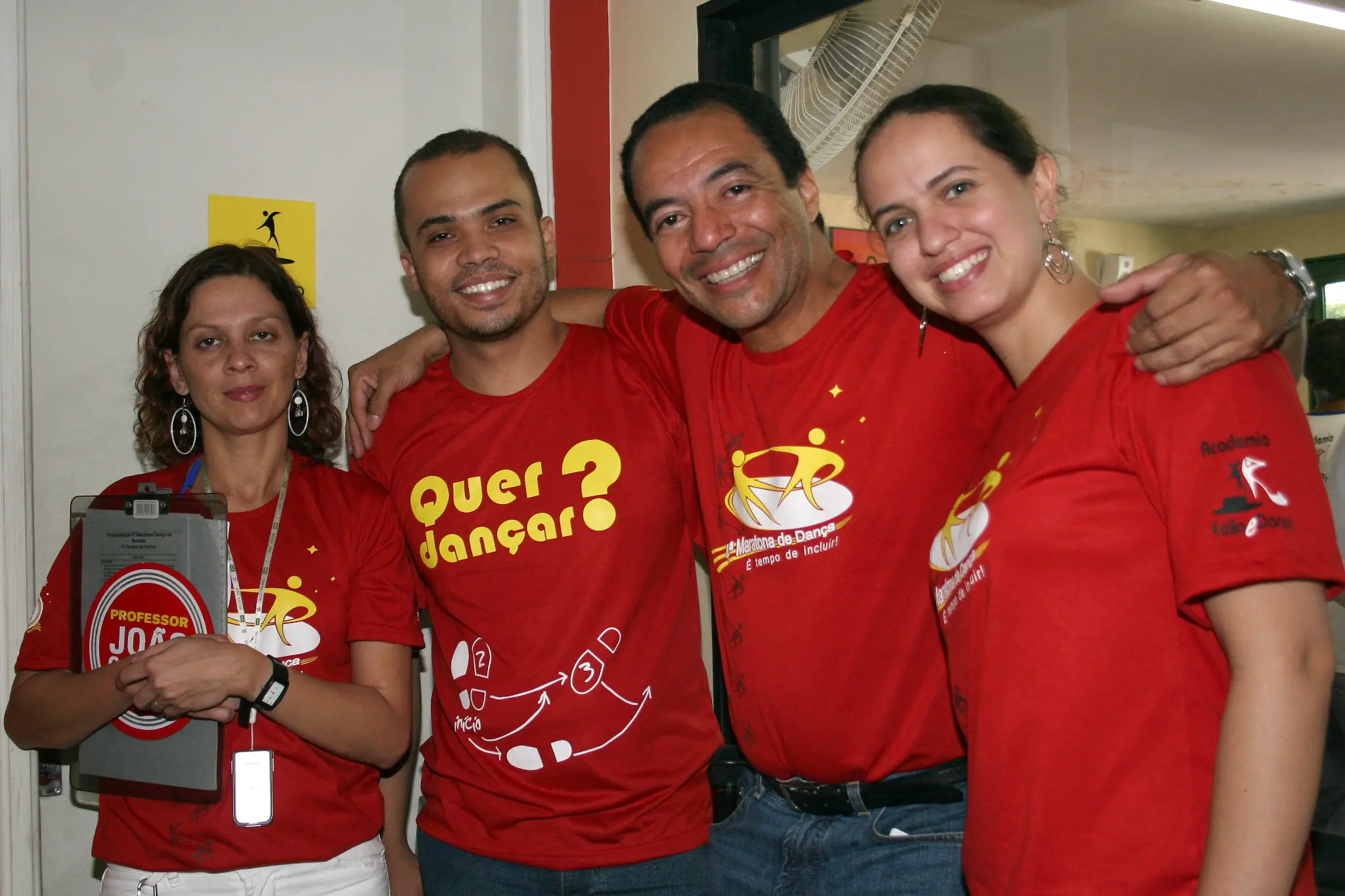 Quatro integrantes da equipe reunidos em retrato coletivo