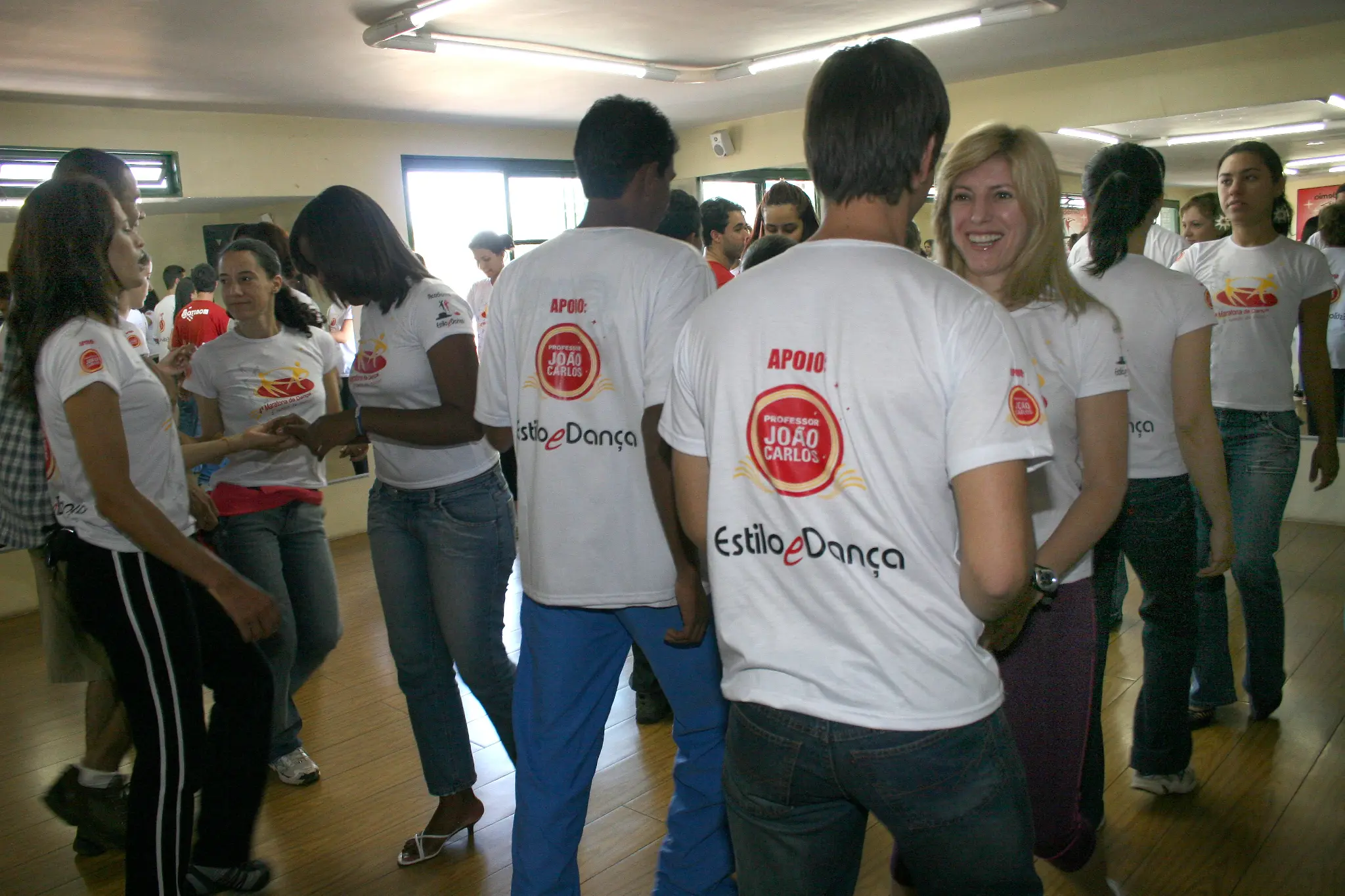 Participantes e monitores circulam entre as atividades da Maratona