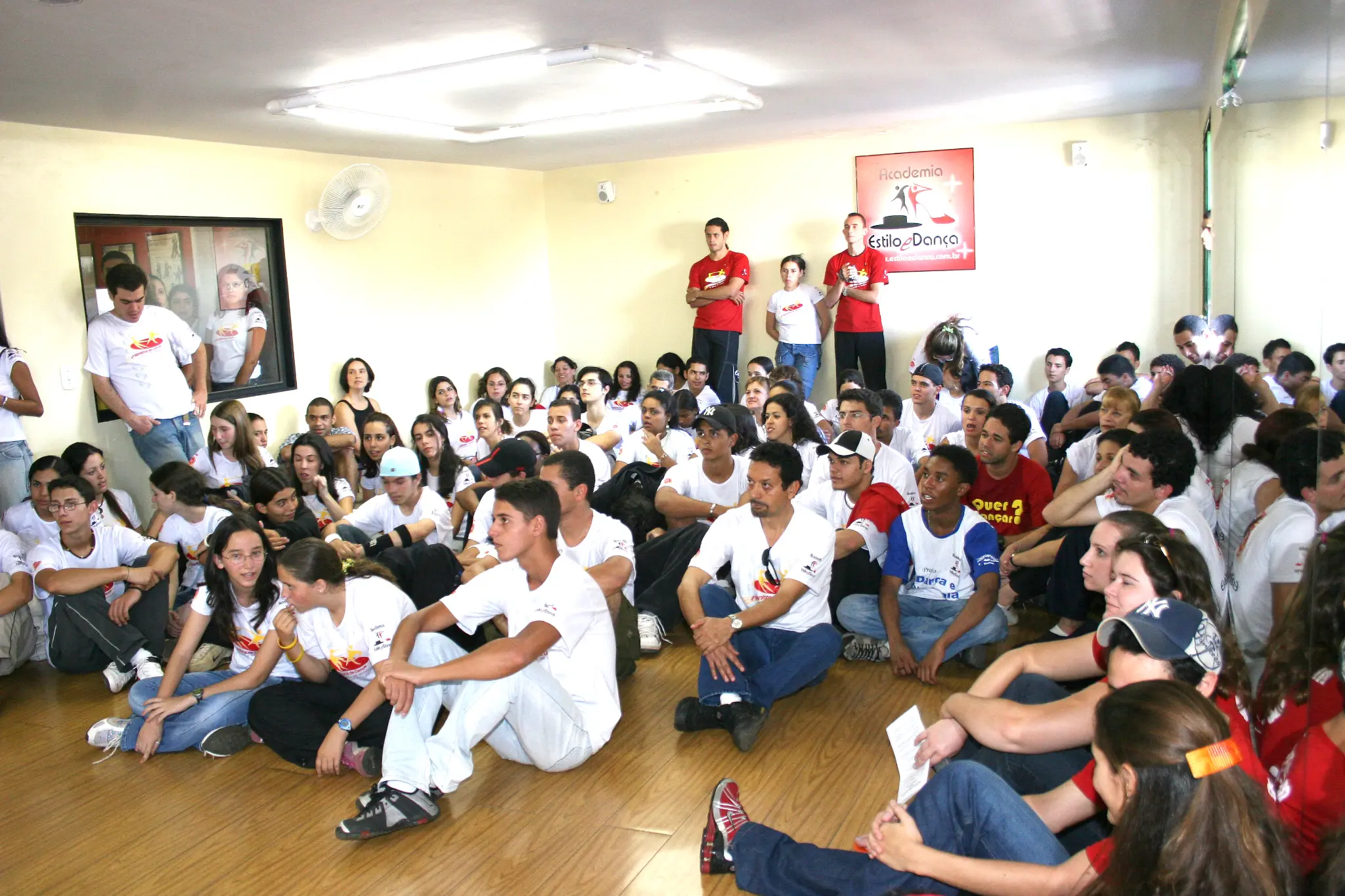 Público sentado acompanha uma das atividades da IV Maratona de Dança