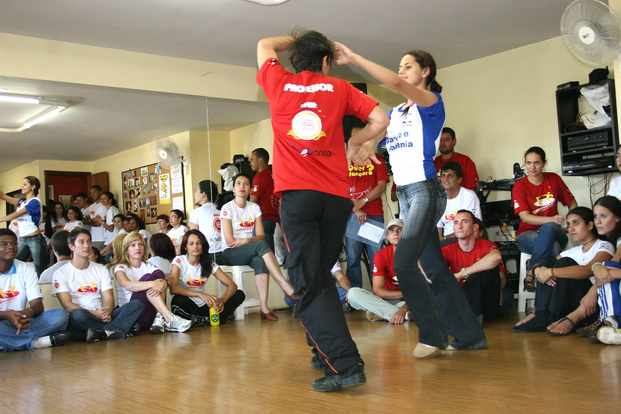 Dupla apresenta sequência de dança no centro do salão