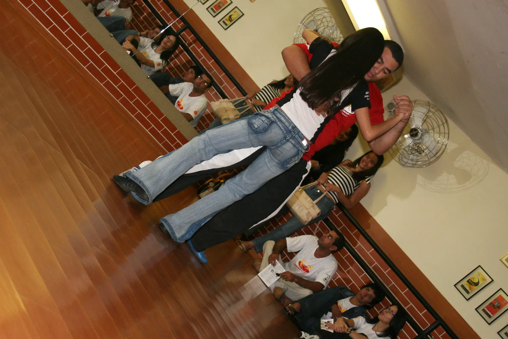 Dupla executa sequência de dança em registro inclinado preservado na orientação recebida