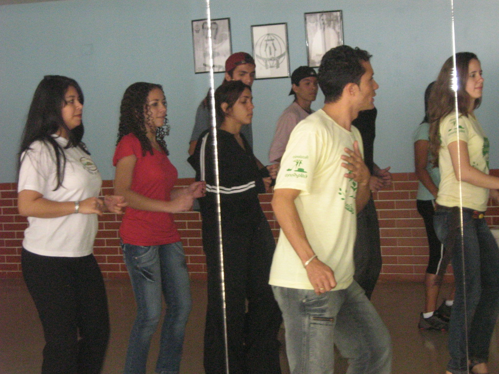 Grupo pratica sequência corporal em formação coletiva