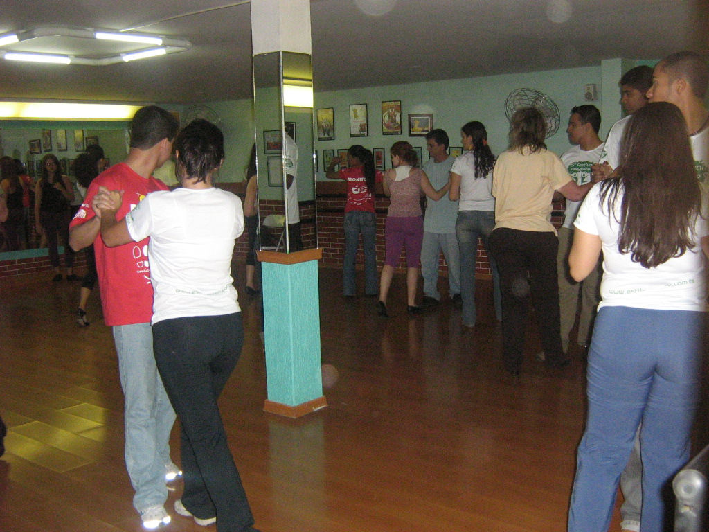 Duplas praticam dança de salão durante a V Maratona de Dança