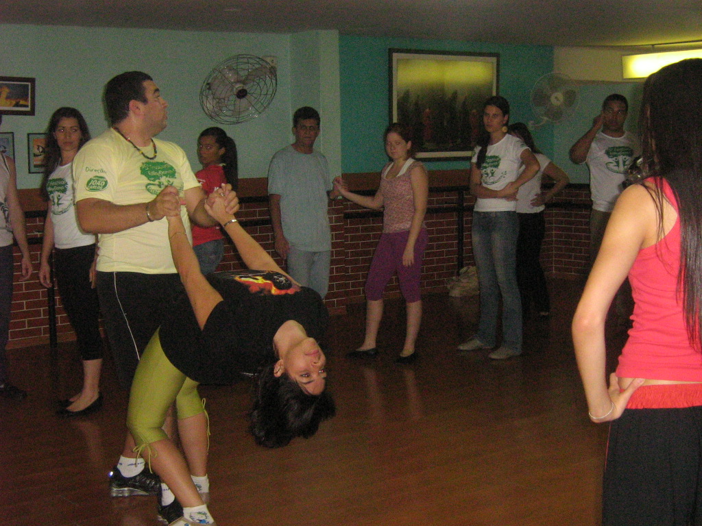 Dupla executa figura de dança diante do grupo reunido