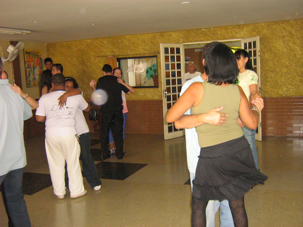 Duplas ocupam o salão em prática de dança de salão
