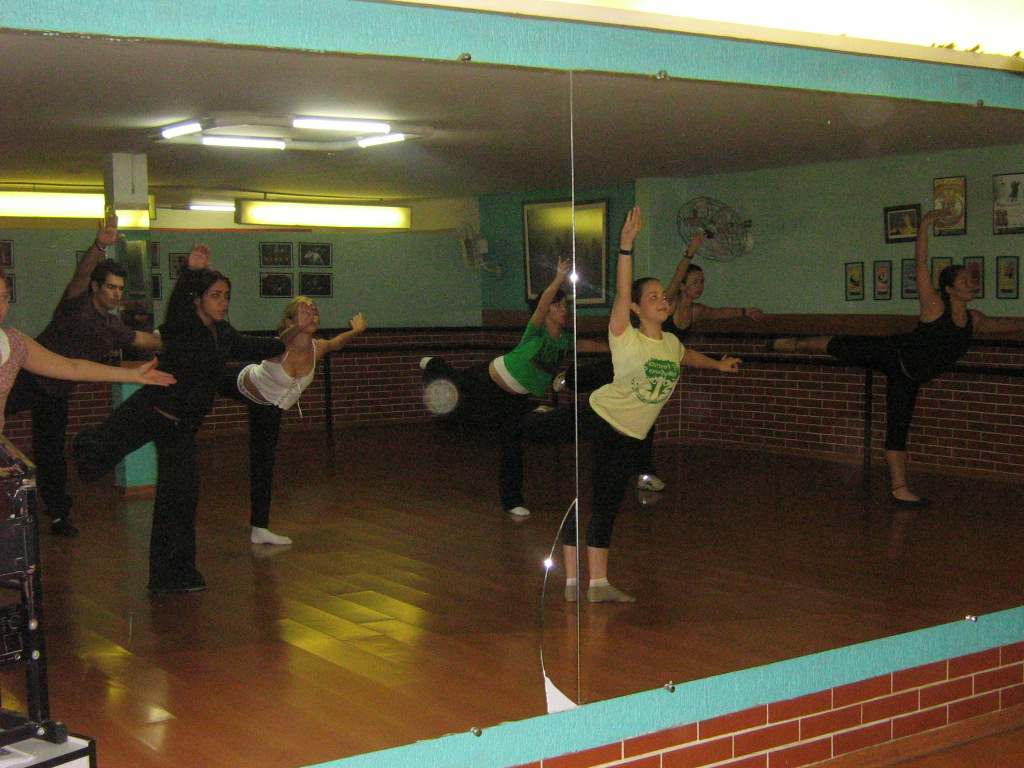 Participantes executam movimento corporal diante dos espelhos