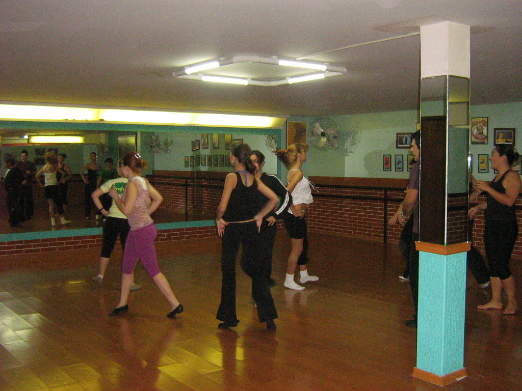 Grupo acompanha exercício coletivo no salão da Academia Estilo e Dança