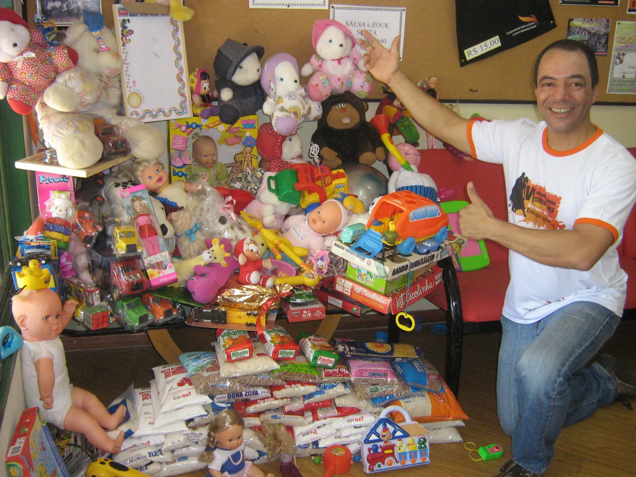 João Carlos Corrêa apresenta alimentos e brinquedos reunidos em ação solidária do VI Festival de Dança