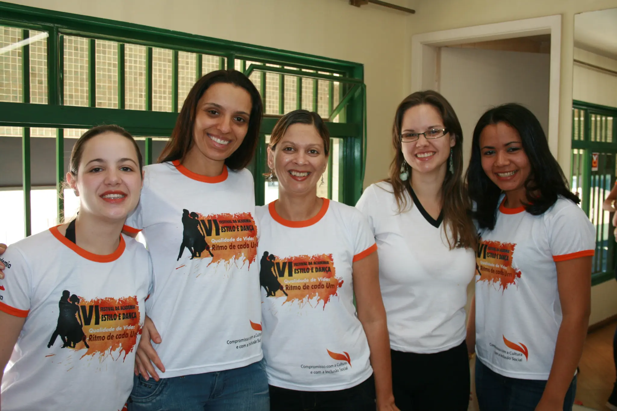 Cinco integrantes com camisetas do VI Festival reunidas em retrato coletivo