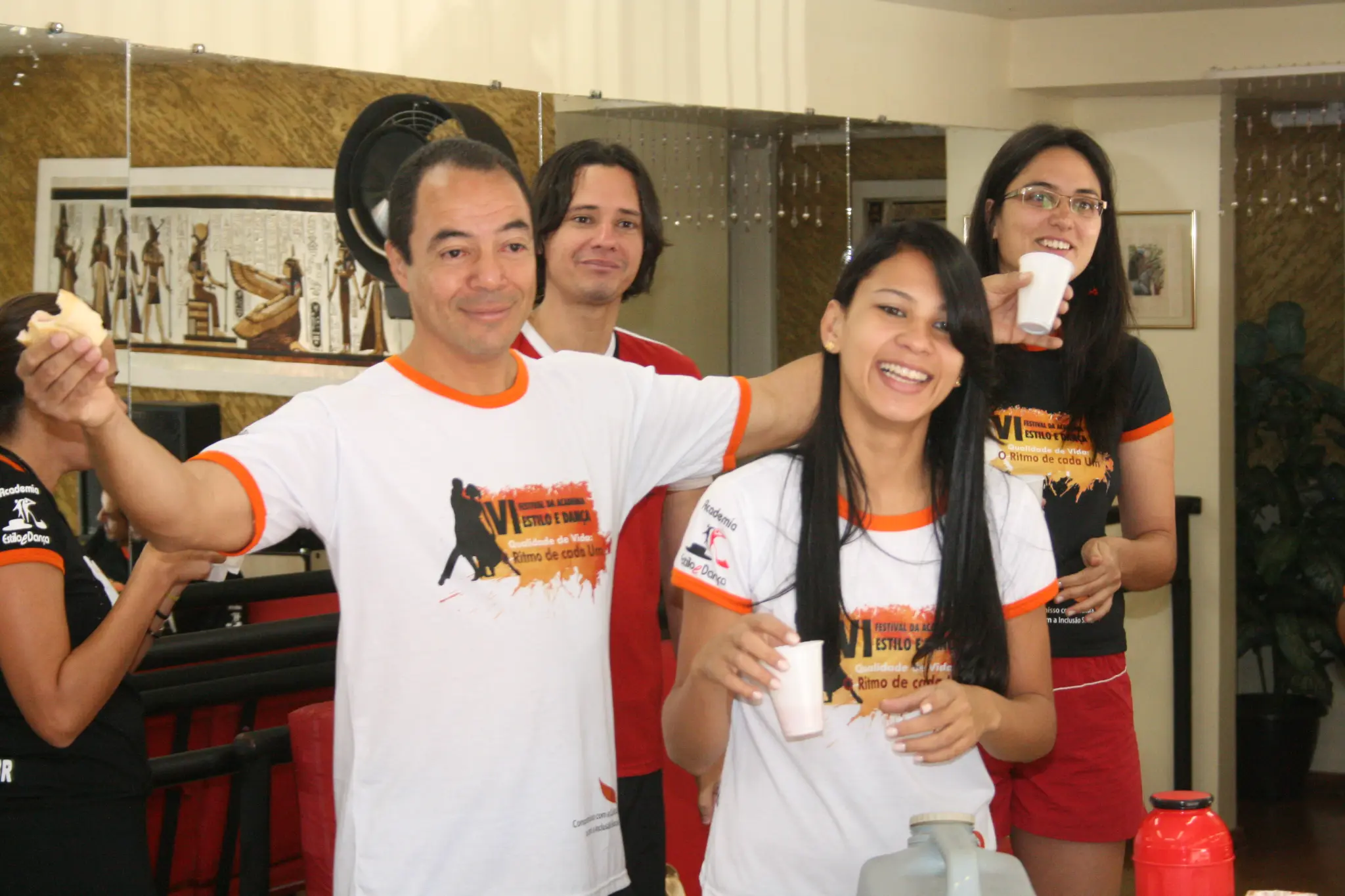 Quatro integrantes apresentam alimentos e bebidas durante o VI Festival de Dança