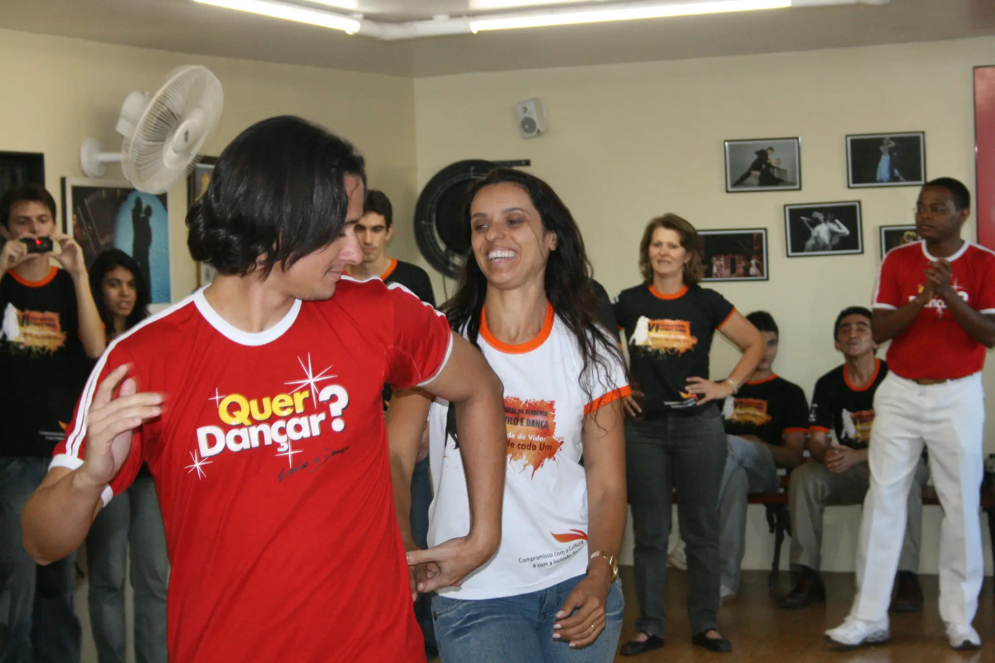 Dupla pratica condução de dança durante atividade coletiva no salão