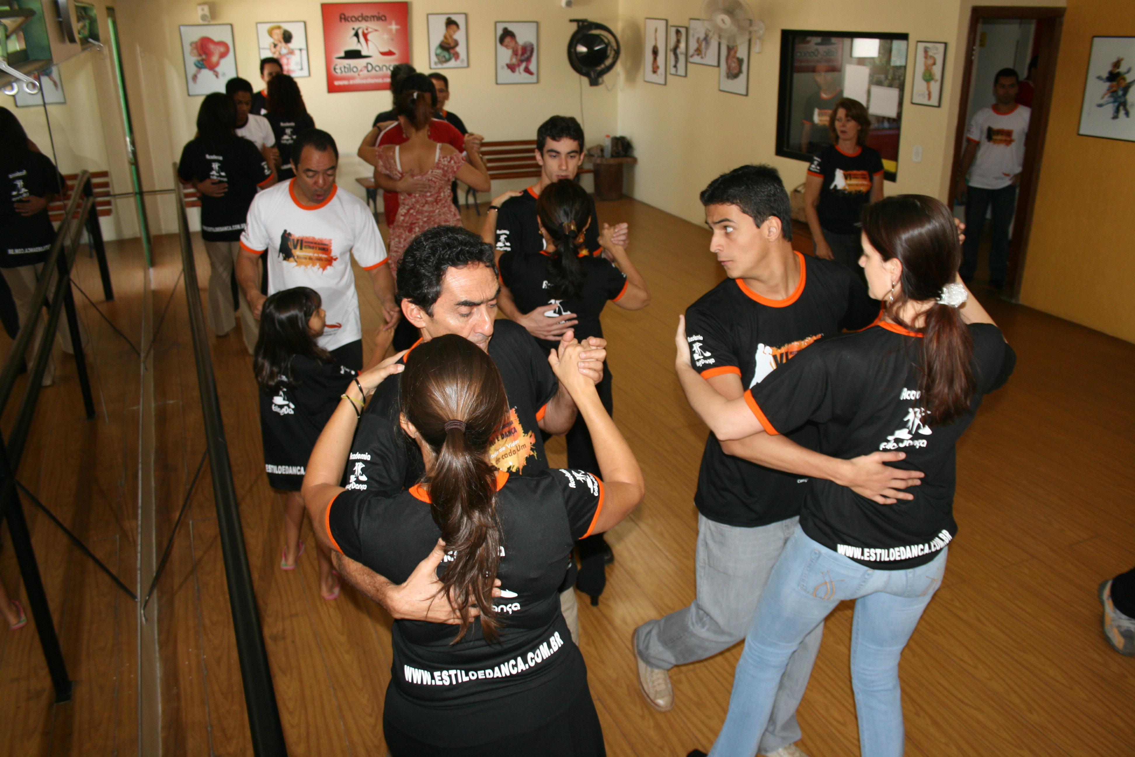 Grupo participa de atividade de dança em formação coletiva