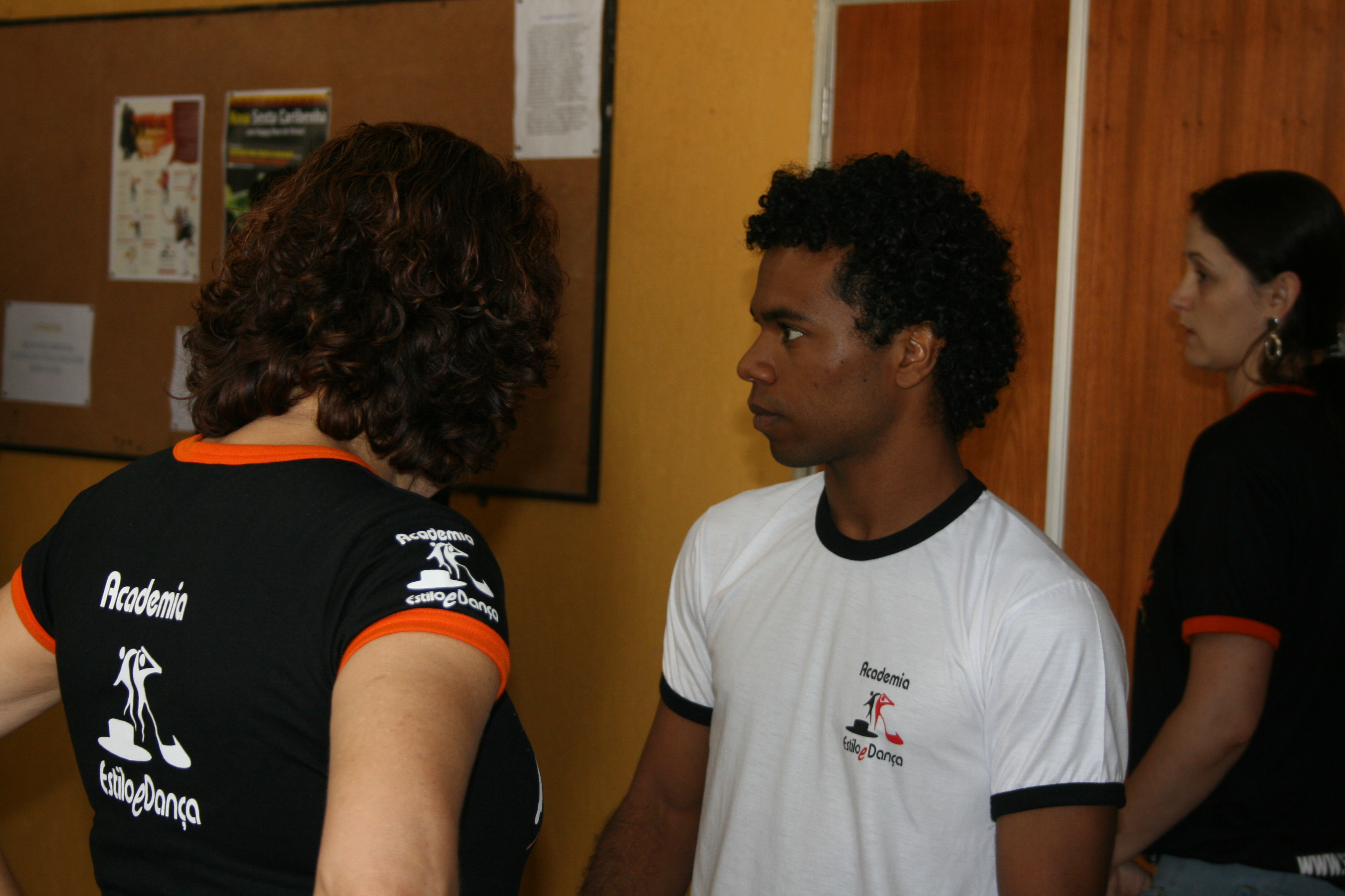 Dupla conversa durante prática de dança no salão