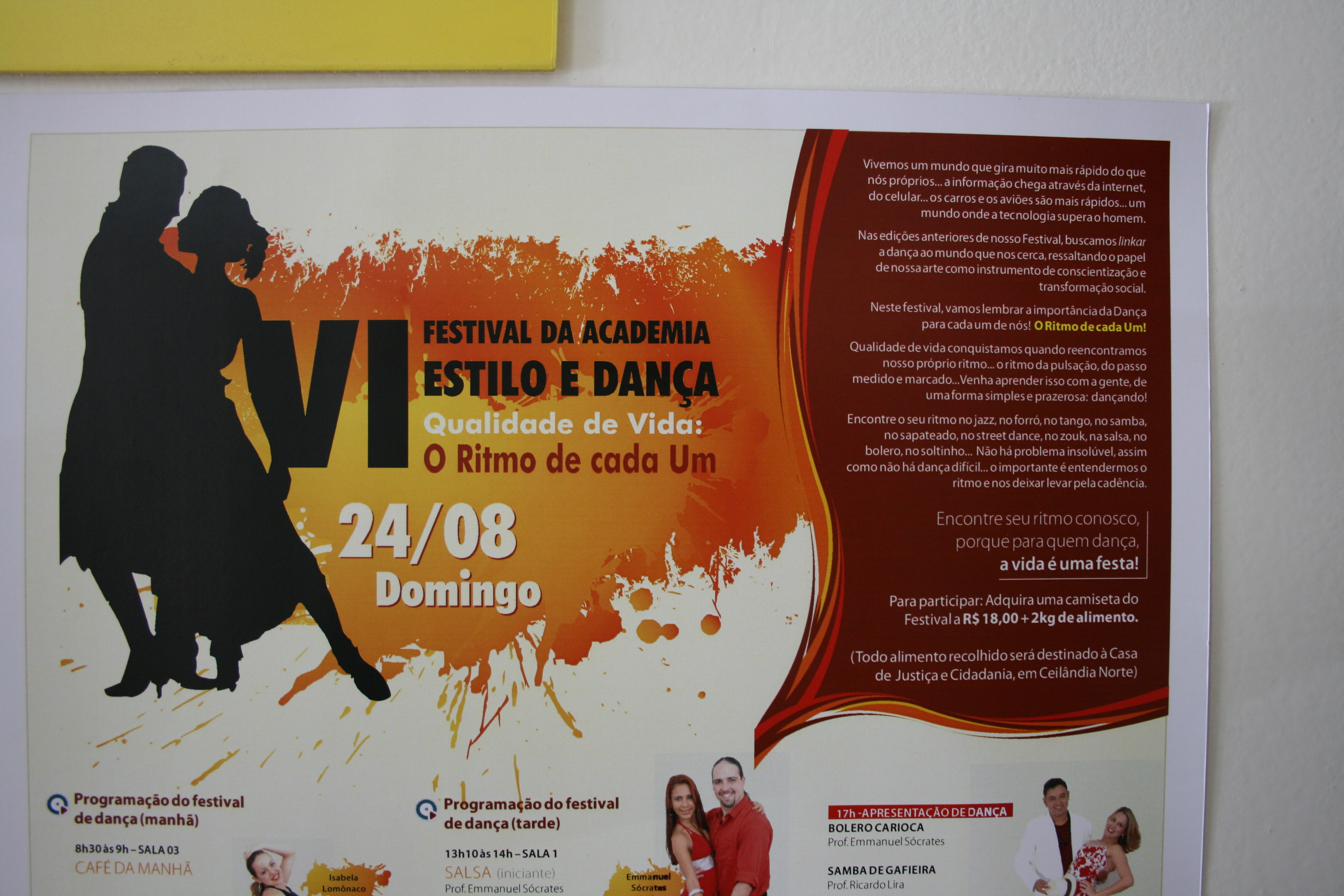 Cartaz do VI Festival de Dança exposto na parede da Academia Estilo e Dança