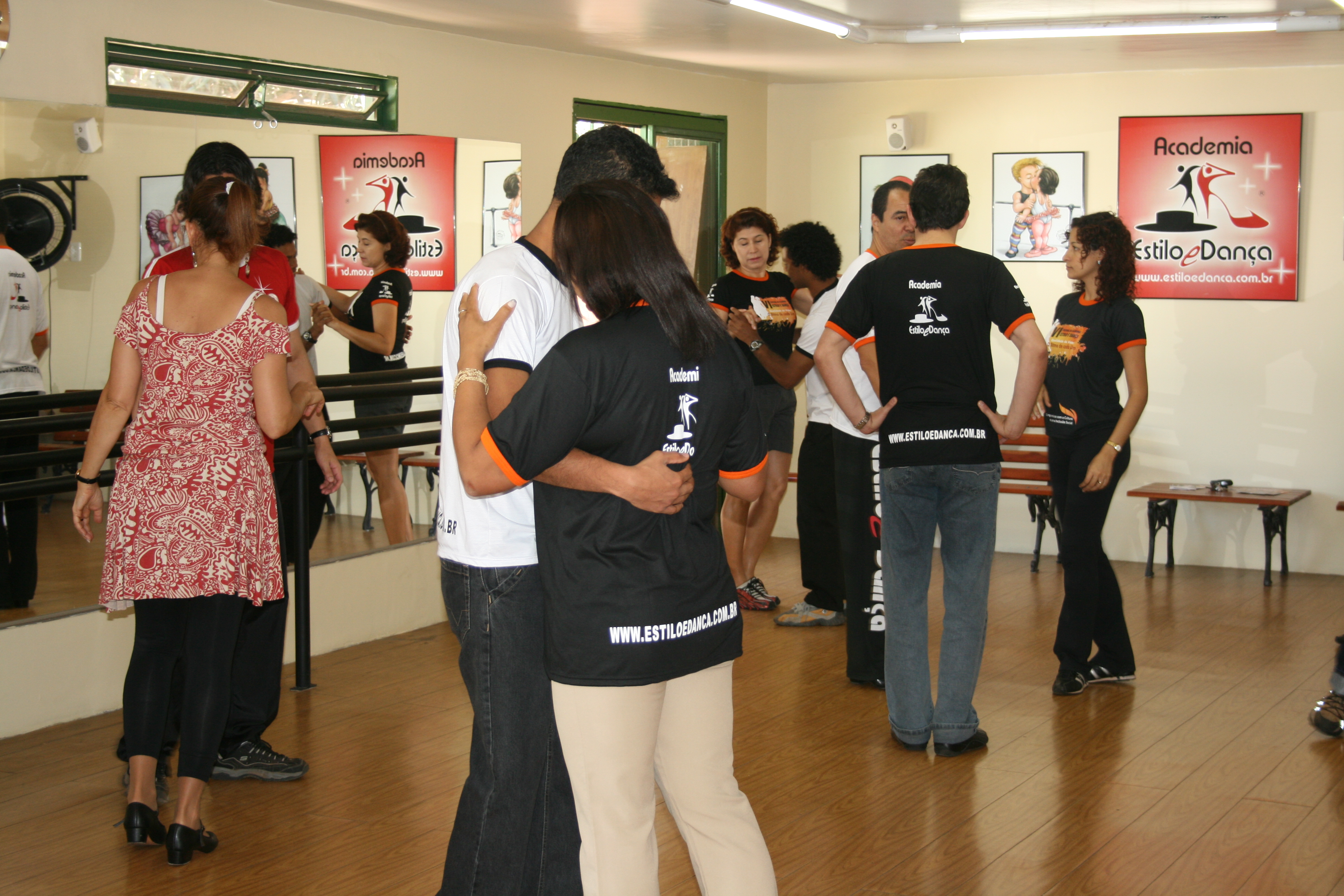 Duplas praticam dança de salão em uma das atividades do VI Festival
