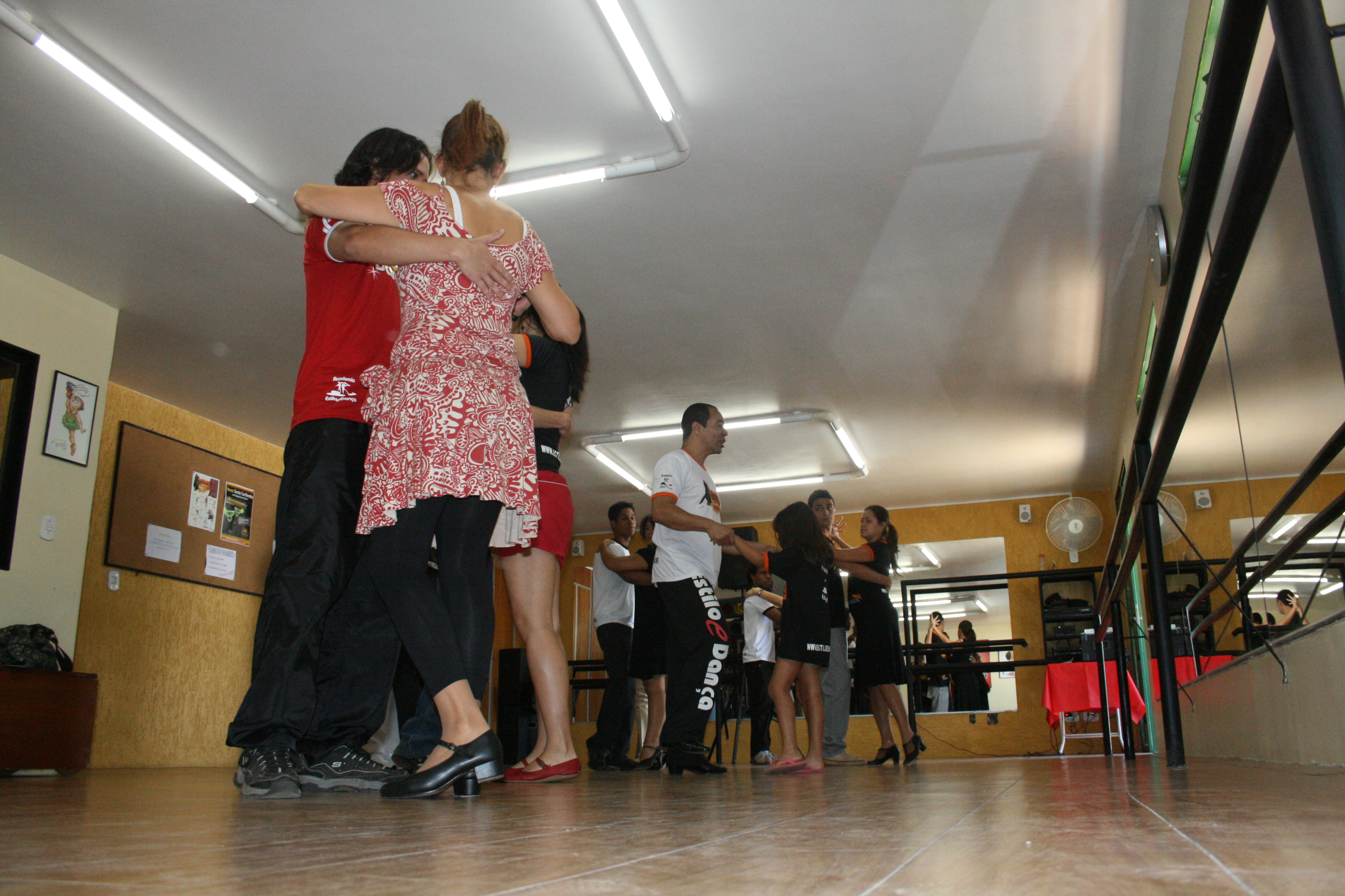 Dupla pratica dança de salão durante atividade coletiva