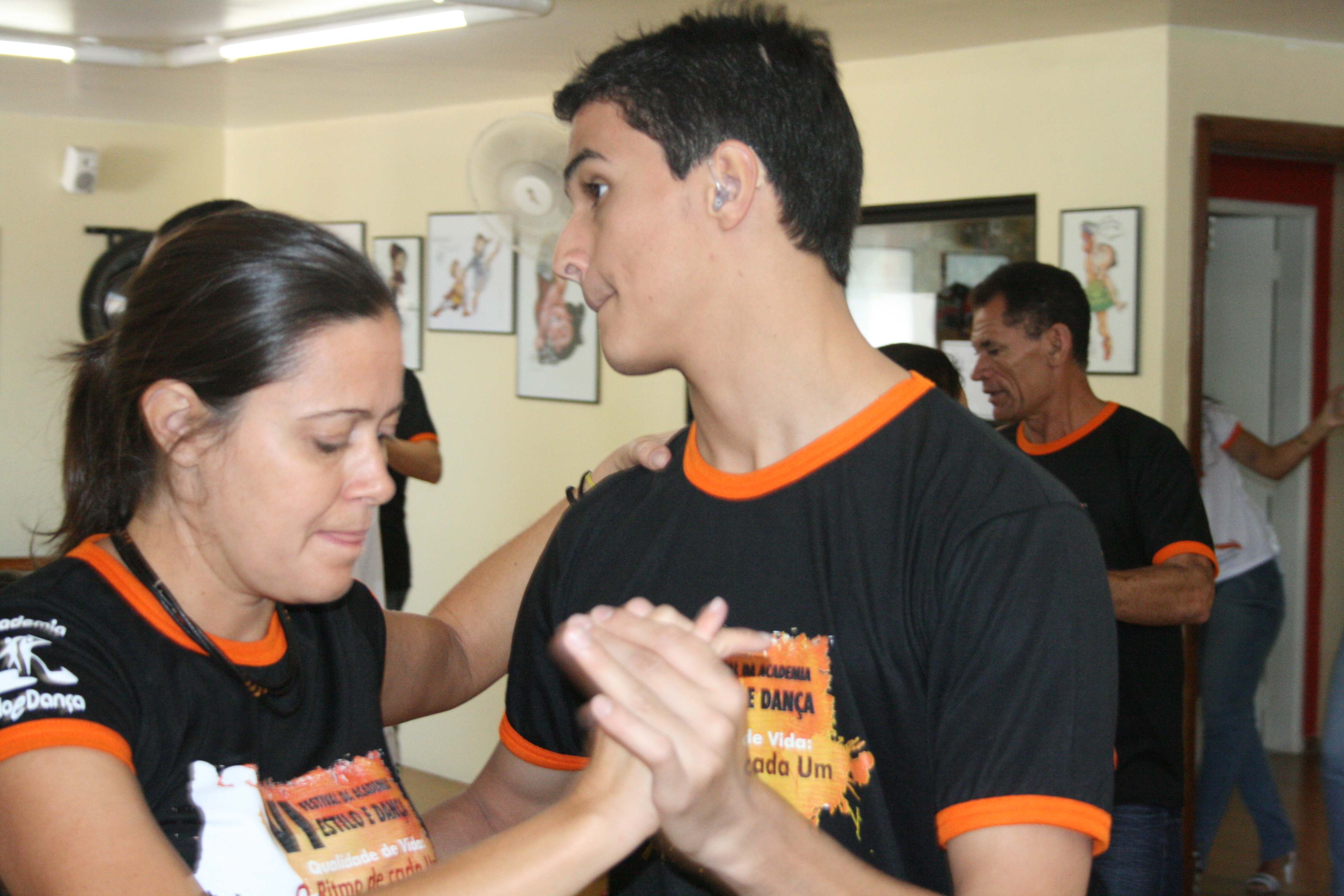 Dupla pratica passos de dança em registro aproximado