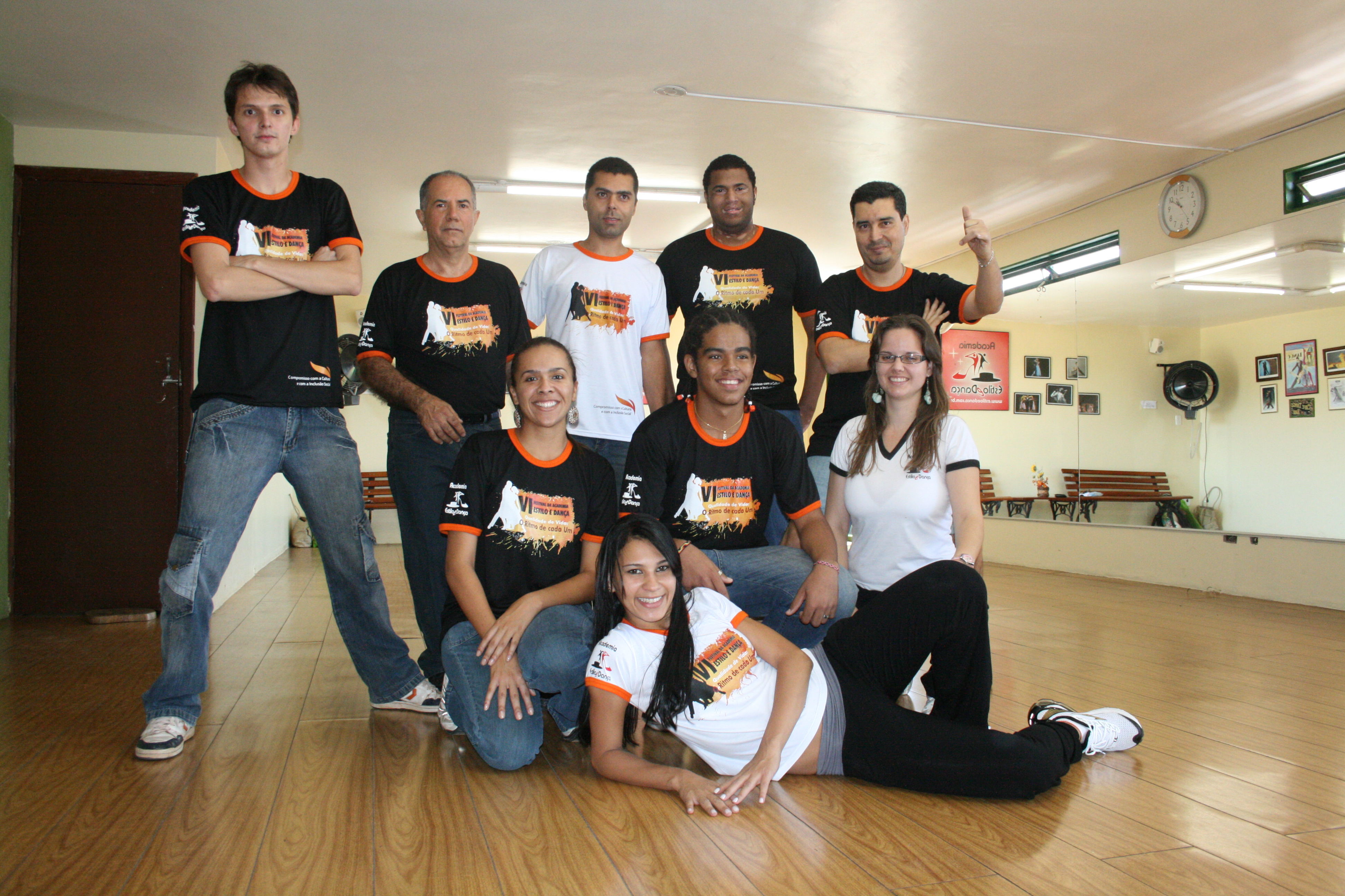 Integrantes da equipe e participantes reunidos em retrato coletivo