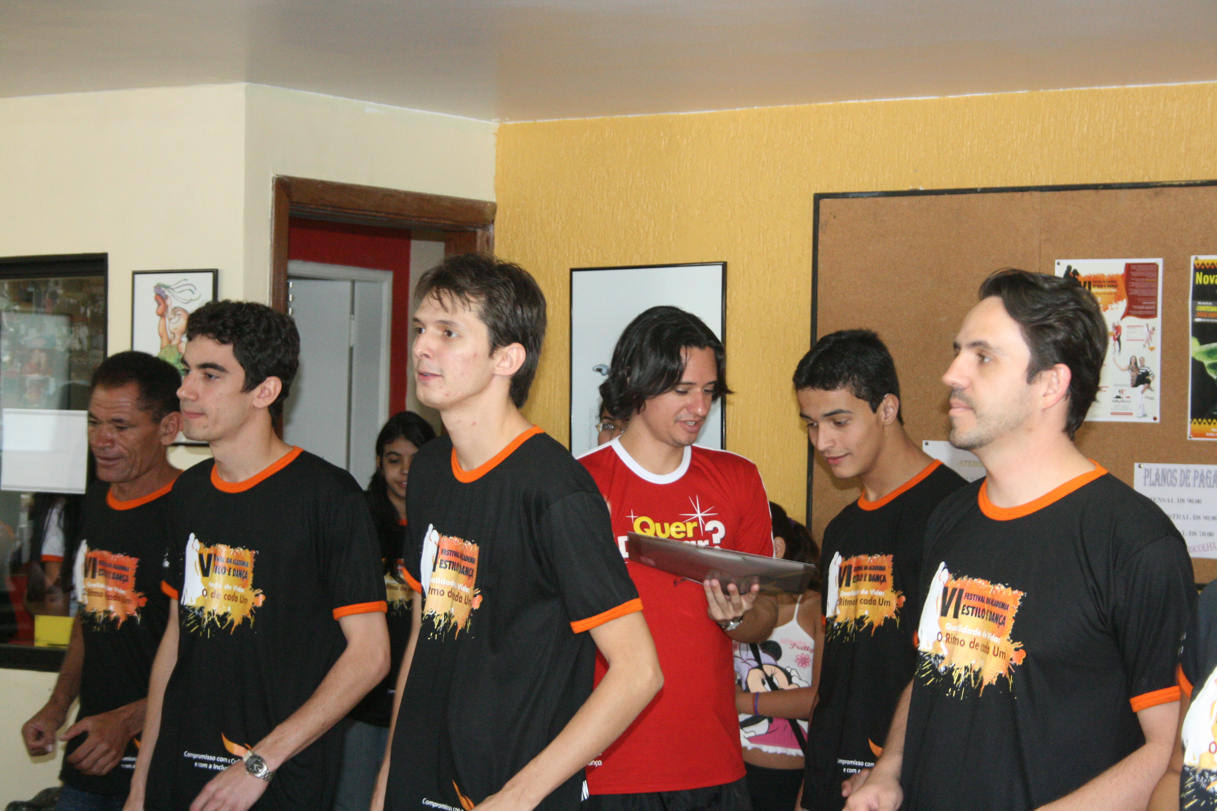 Grupo com camisetas do evento acompanha atividade coletiva