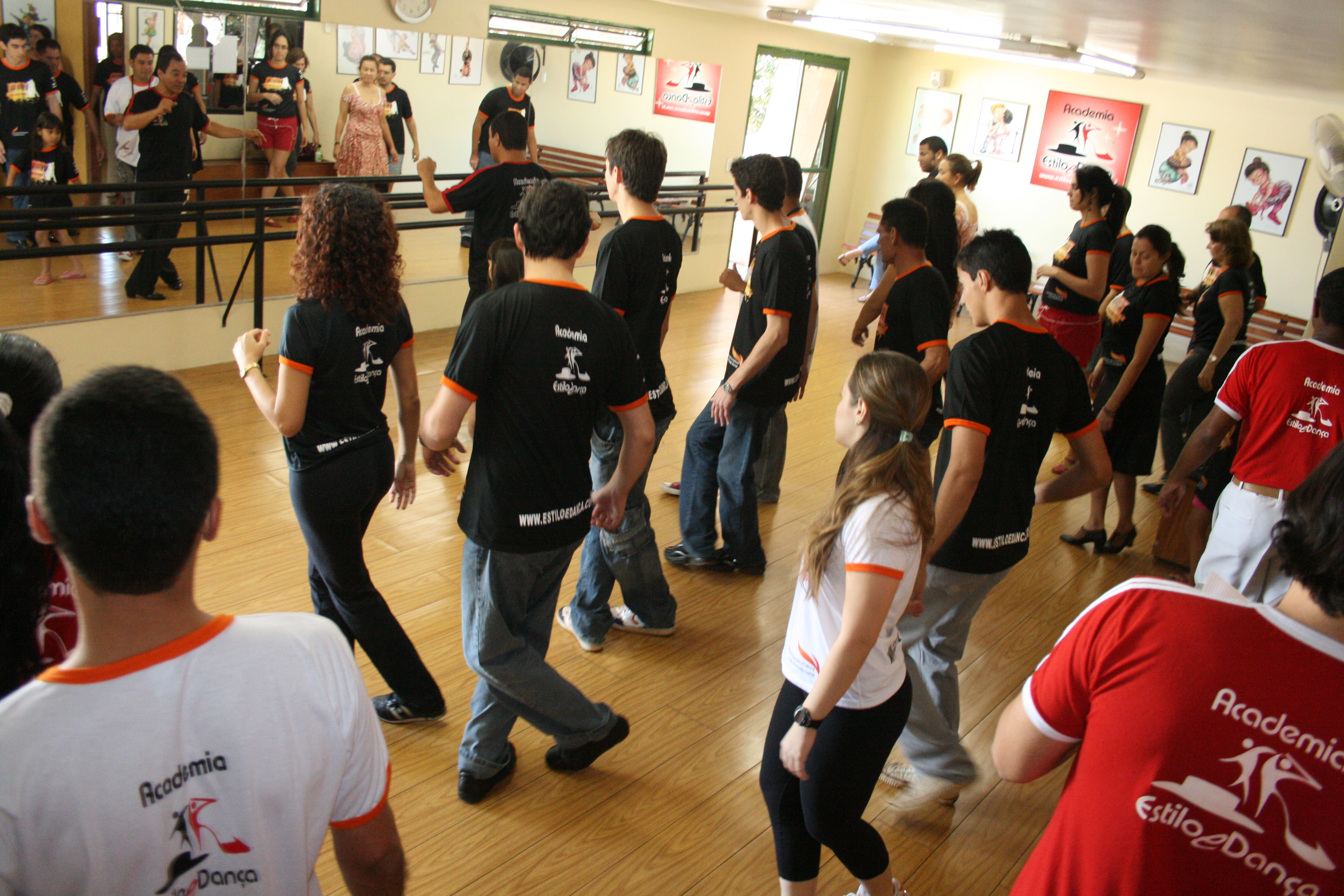 Participantes executam sequência de dança em formação circular
