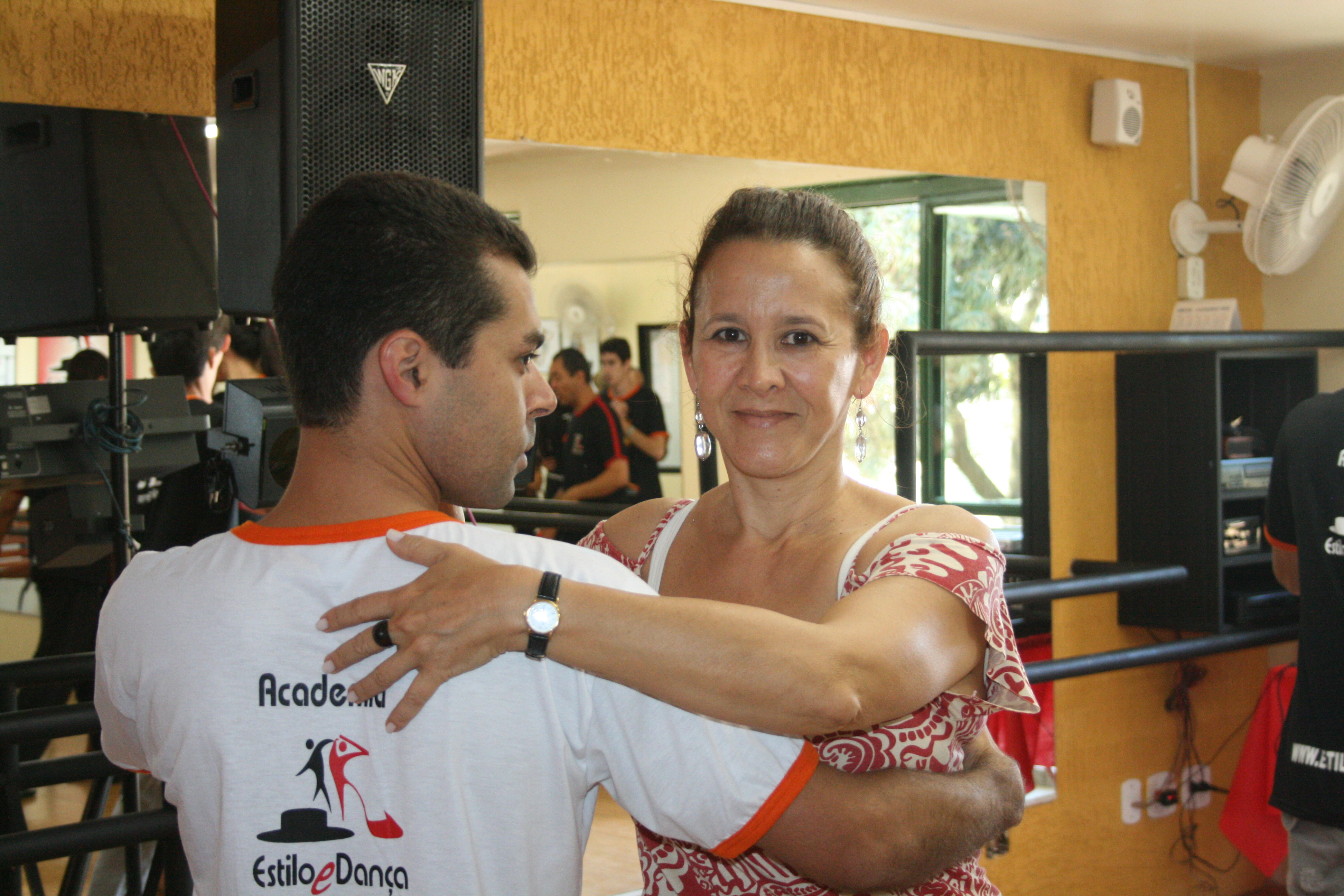Dupla pratica dança de salão em registro aproximado