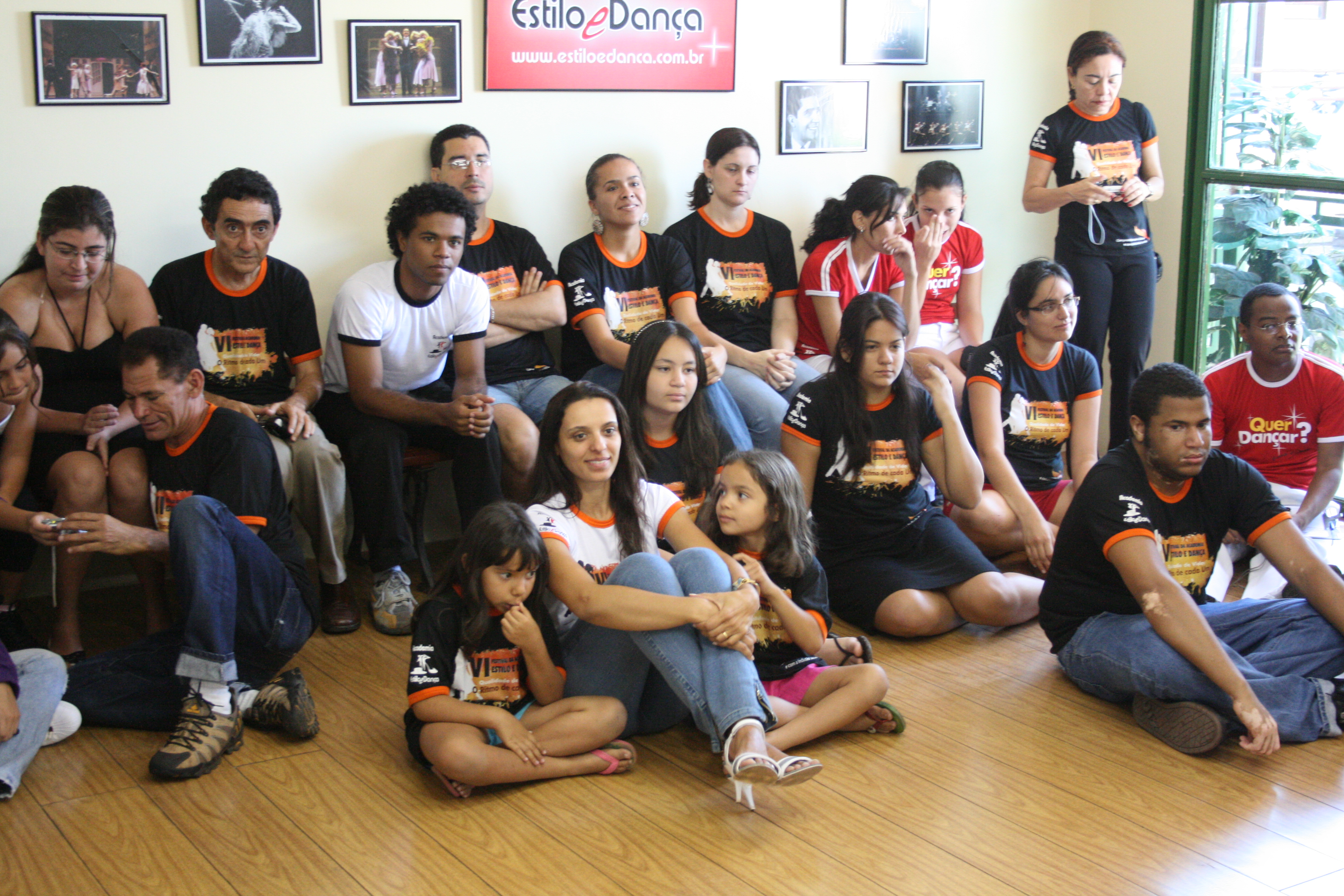 Grande grupo de participantes reunido no piso do salão para retrato coletivo