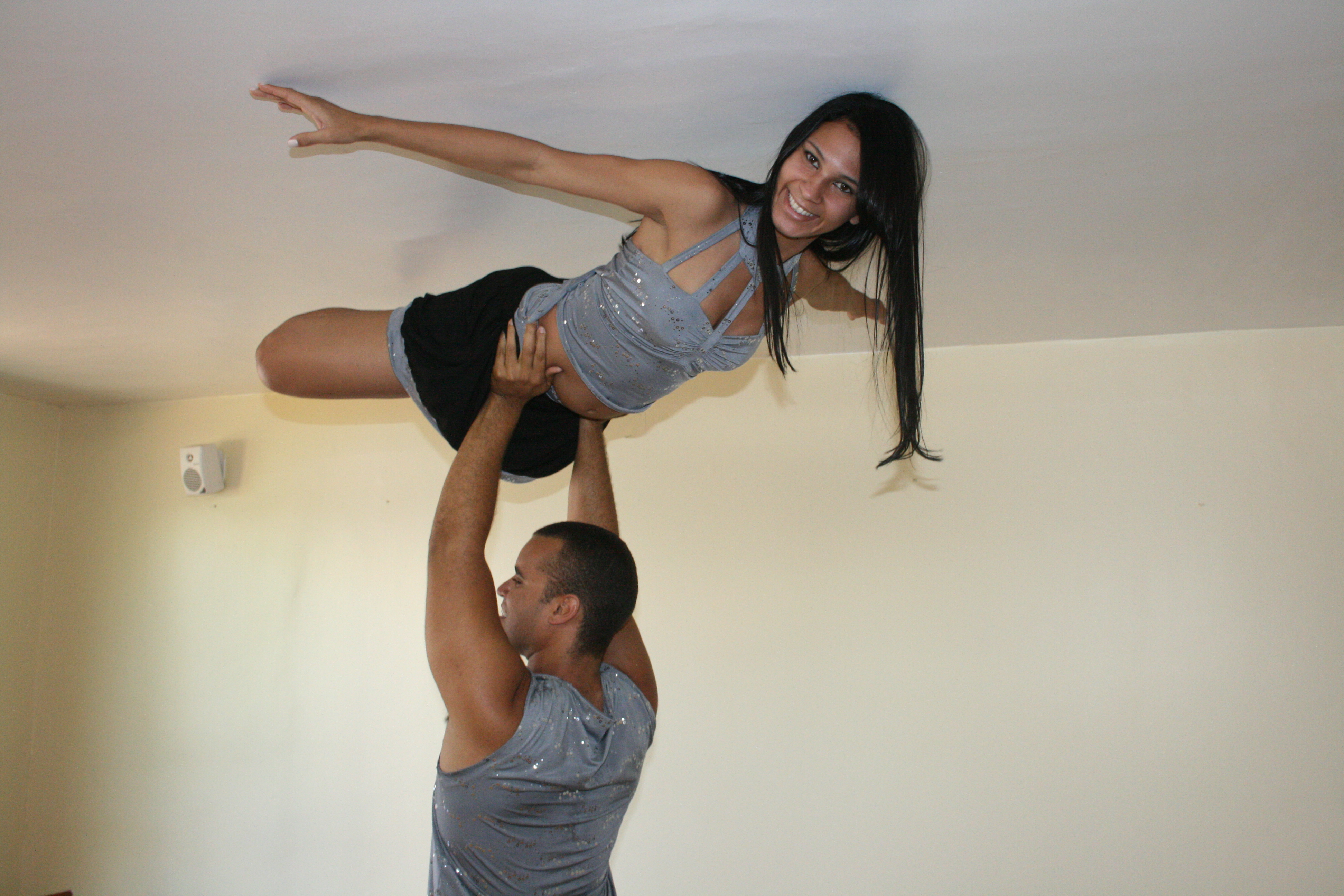 Dupla executa figura acrobática em uma das apresentações de dança